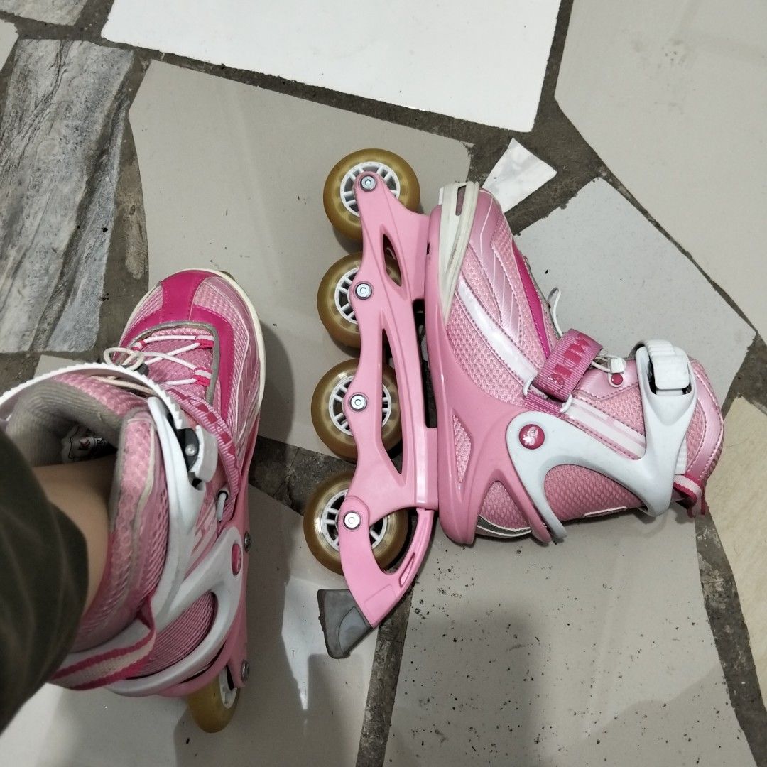 Pink Rollerblade Inline Skates (Category: Skates, Rollerblades & Scooters) located in El Salvador. Submitted by francheskaukayukay (Listing ID 1448509024, Image 1). Description: - Pink and white inline skates - Four wheels per skate size 6-8 Women - Adjustable strap for a secure fit - Laces up the front - Great for cruising - Shows some scuffs on wheels and frame from use - Still rolls smoothly.