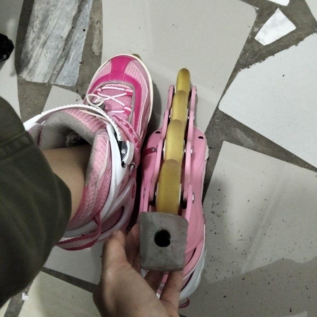 Pink Rollerblade Inline Skates (Category: Skates, Rollerblades & Scooters) located in El Salvador. Submitted by francheskaukayukay (Listing ID 1448509024, Image 2). Description: - Pink and white inline skates - Four wheels per skate size 6-8 Women - Adjustable strap for a secure fit - Laces up the front - Great for cruising - Shows some scuffs on wheels and frame from use - Still rolls smoothly.