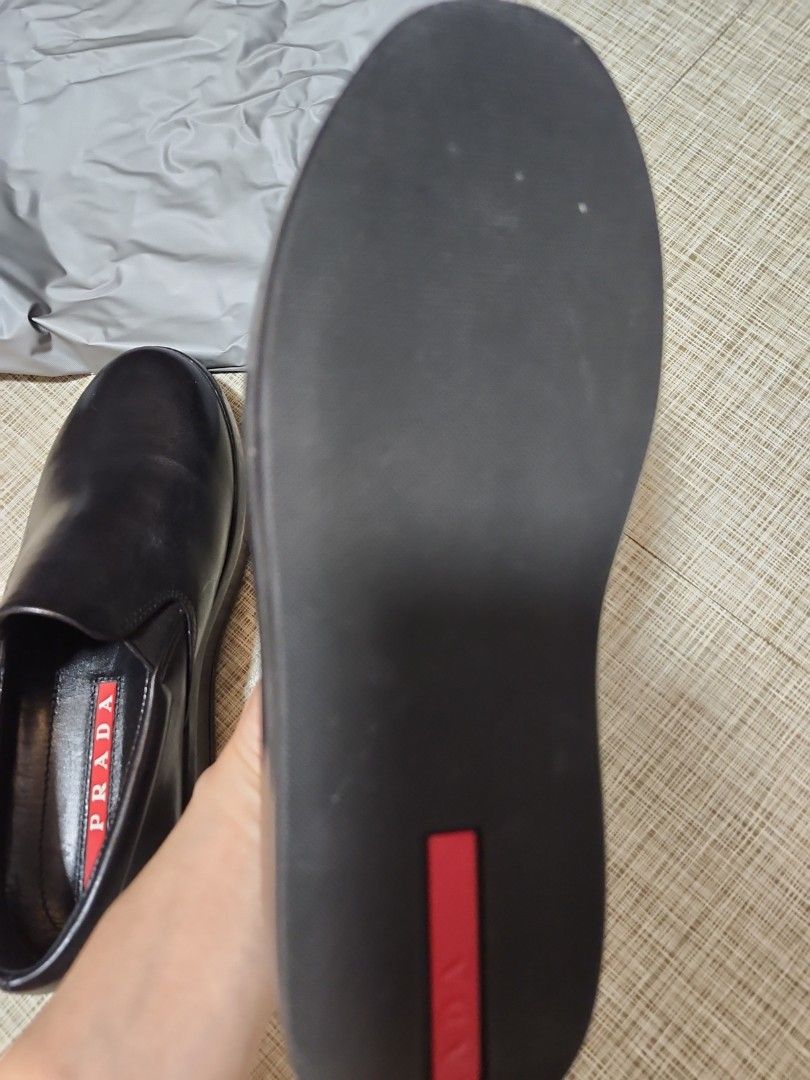 Prada （分類：鞋及波鞋）位於 Hong Kong。 由 ploco 提交（商品編號 1448657652，圖片 3）。簡介： 全新真皮黑色厚底鞋，冇鞋盒，只有鞋袋。正品。。