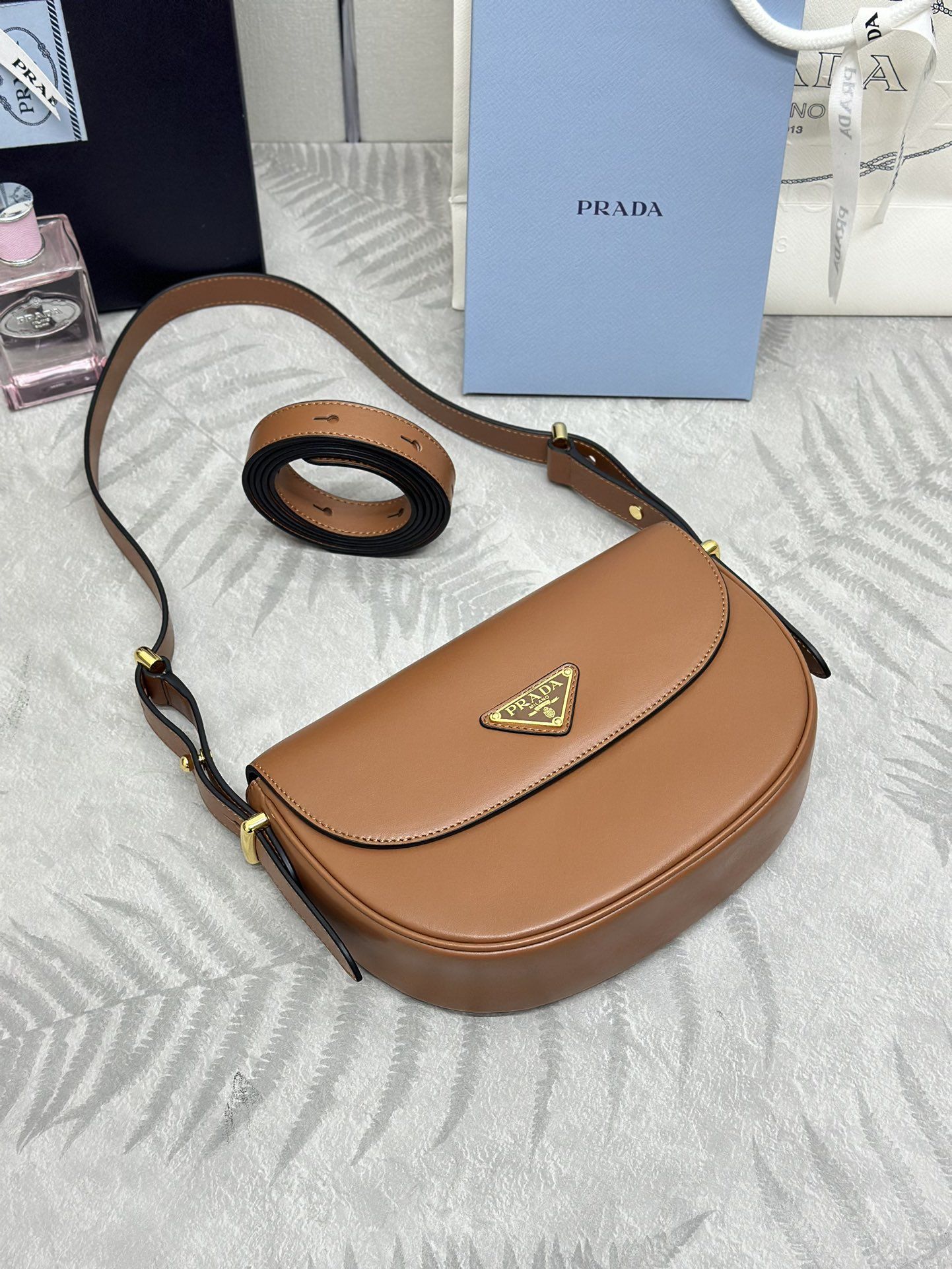 PRADA 新款馬鞍包1BD365雙肩帶新月包，配有2條長短可調節肩帶， 尺寸長22x高17x底5.5cm （分類：手袋及銀包）位於 Hong Kong。 由 lovesports777 提交（商品編號 1448688478，圖片 3）。簡介： 。