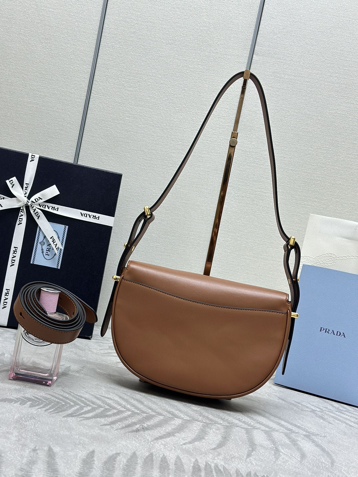 PRADA 新款馬鞍包1BD365雙肩帶新月包，配有2條長短可調節肩帶， 尺寸長22x高17x底5.5cm （分類：手袋及銀包）位於 Hong Kong。 由 lovesports777 提交（商品編號 1448688478，圖片 2）。簡介： 。