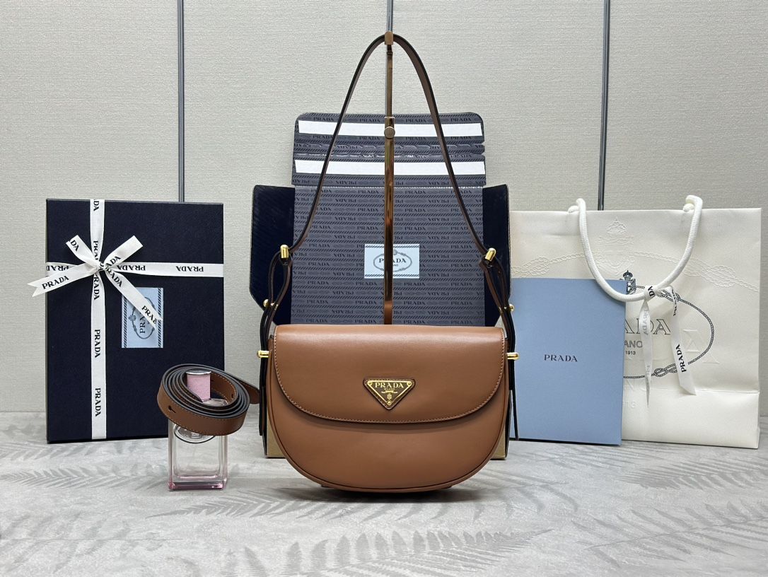 PRADA 新款馬鞍包1BD365雙肩帶新月包，配有2條長短可調節肩帶， 尺寸長22x高17x底5.5cm （分類：手袋及銀包）位於 Hong Kong。 由 lovesports777 提交（商品編號 1448688478，圖片 1）。簡介： 。