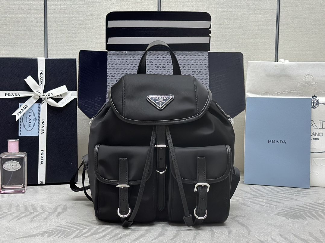 PRADA 新款雙肩背包1BZ677A銀扣，時尚優雅魅力。輕便 實用， 長24x高28x底12cm （分類：手袋及銀包）位於 Hong Kong。 由 lovesports777 提交（商品編號 1448688371，圖片 1）。簡介： 。