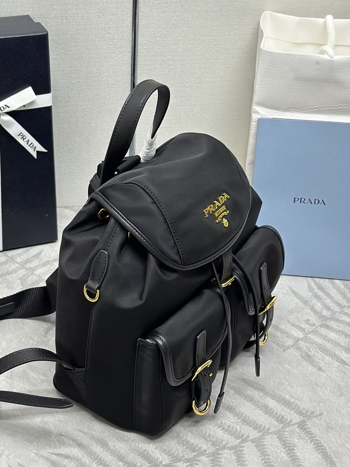 PRADA 新款雙肩背包1BZ677B，尼龍雙肩包，翻蓋設計 前面兩個口袋，輕便又實用，長24x高28x底12cm （分類：手袋及銀包）位於 Hong Kong。 由 lovesports777 提交（商品編號 1448688428，圖片 3）。簡介： 。