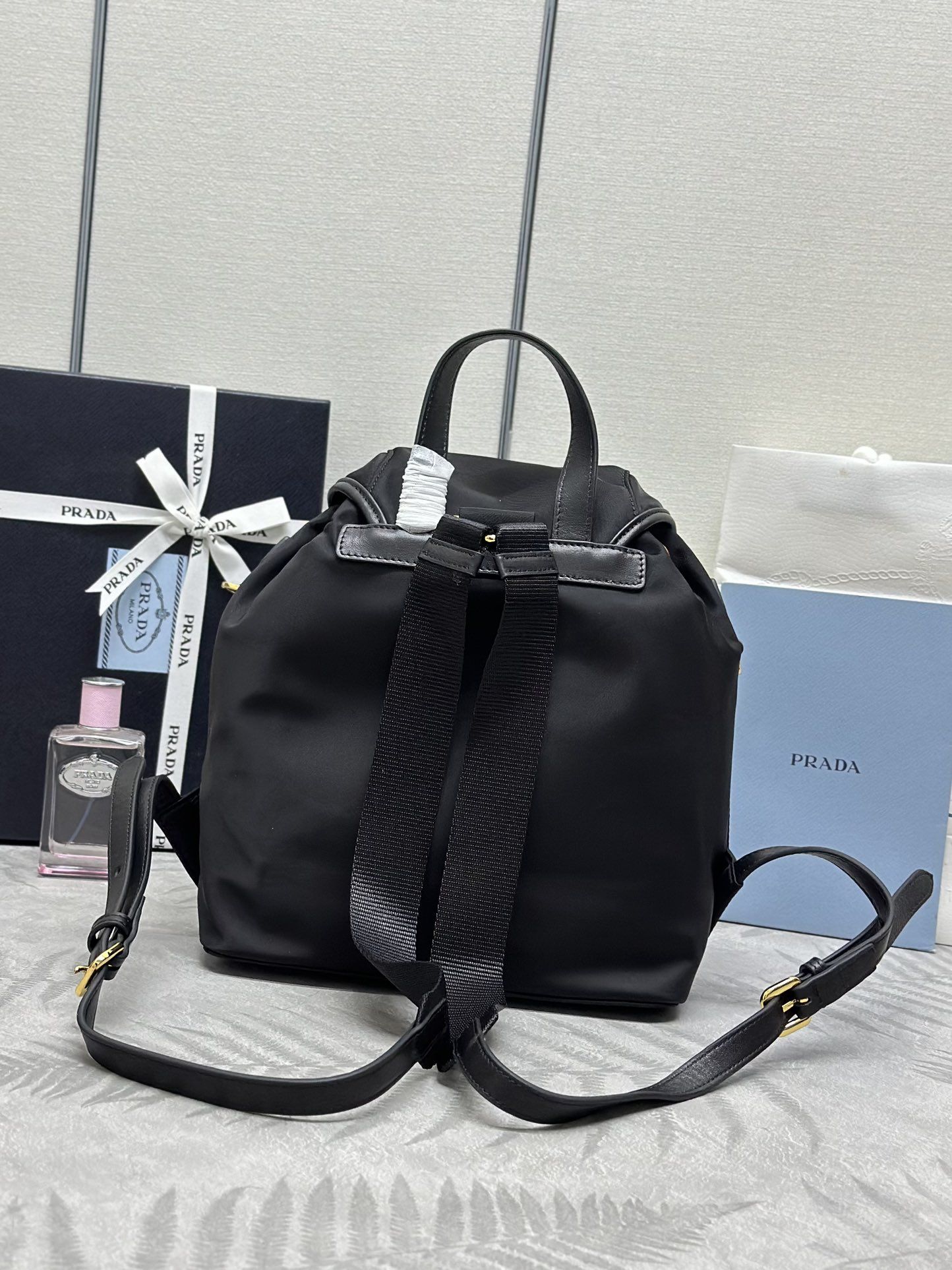 PRADA 新款雙肩背包1BZ677B，尼龍雙肩包，翻蓋設計 前面兩個口袋，輕便又實用，長24x高28x底12cm （分類：手袋及銀包）位於 Hong Kong。 由 lovesports777 提交（商品編號 1448688428，圖片 2）。簡介： 。