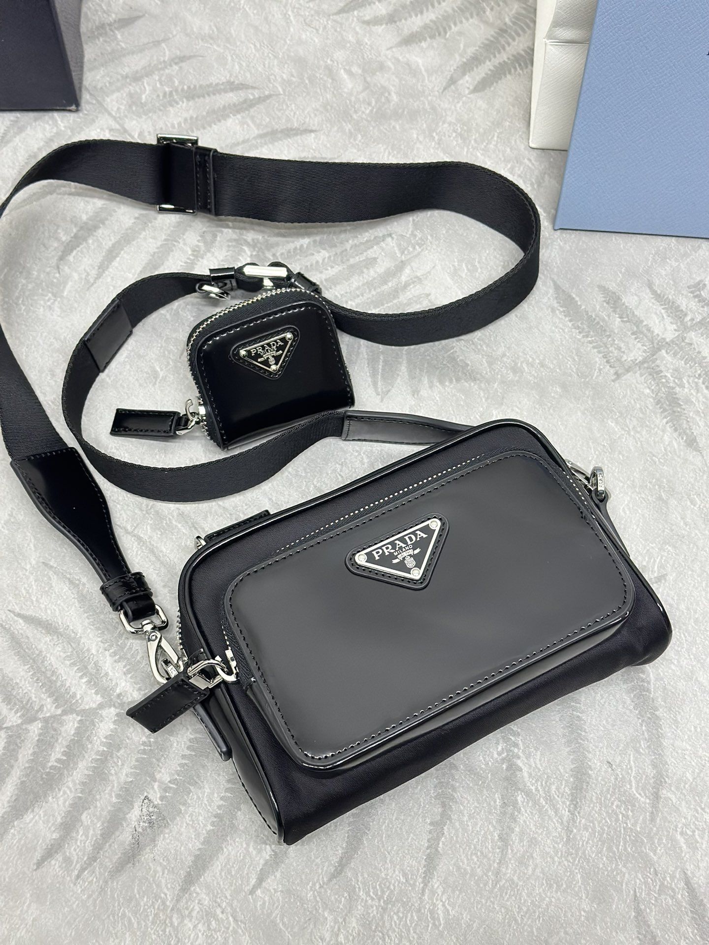 PRADA 新品2VH172光皮配布 單肩包。風格百搭，搭配拉鏈外袋，可調節肩帶又可拆卸迷你小袋。時尚 實用尺寸：長18x高11.5x底5cm （分類：手袋及銀包）位於 Hong Kong。 由 lovesports777 提交（商品編號 1448686844，圖片 2）。簡介： 。