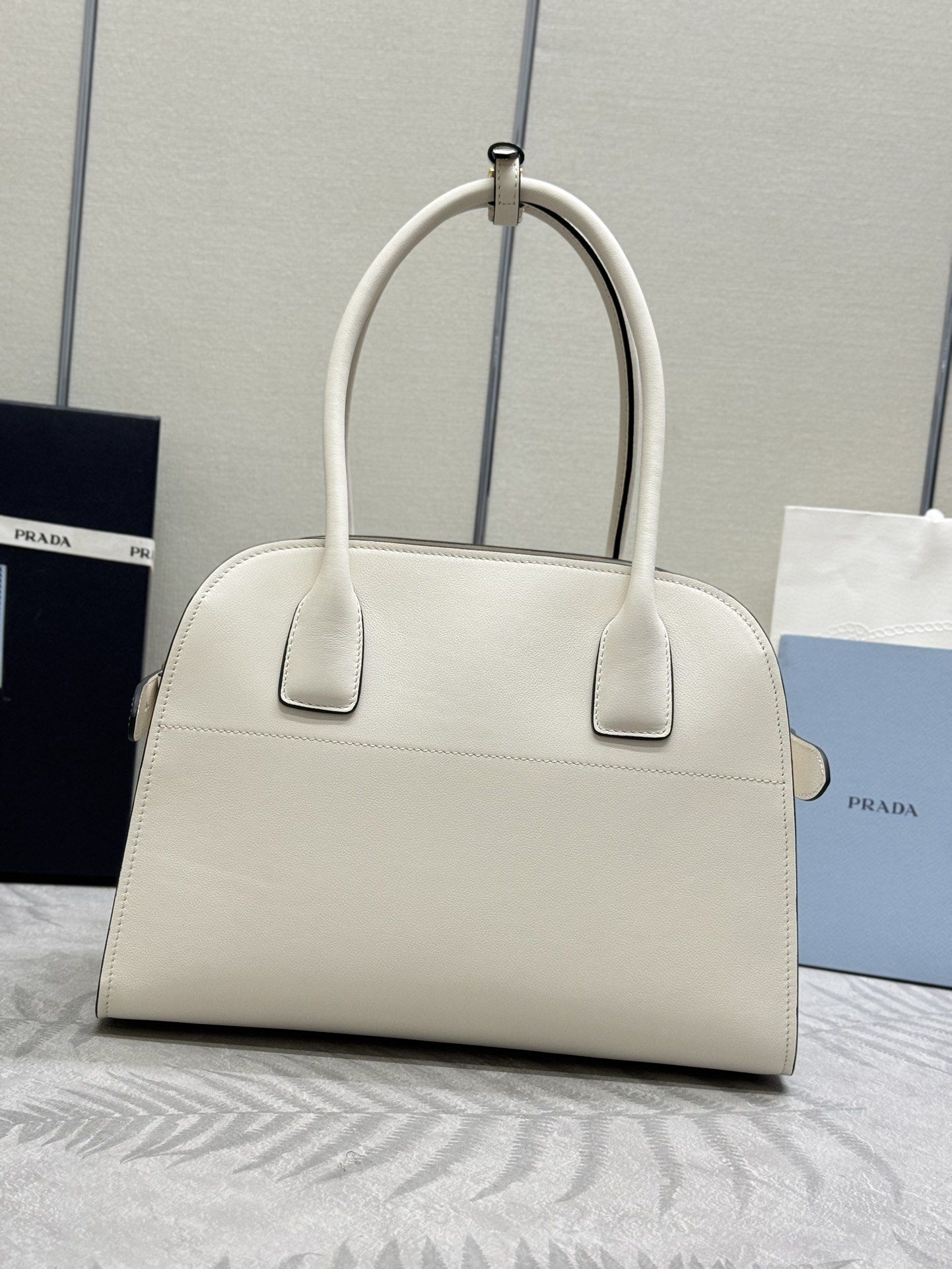 PRADA （中號32CM）新款托特包1BG538。容量充裕， 尺寸長32x高23.5x底16cm （分類：手袋及銀包）位於 Hong Kong。 由 lovesports777 提交（商品編號 1448688785，圖片 3）。簡介： 。