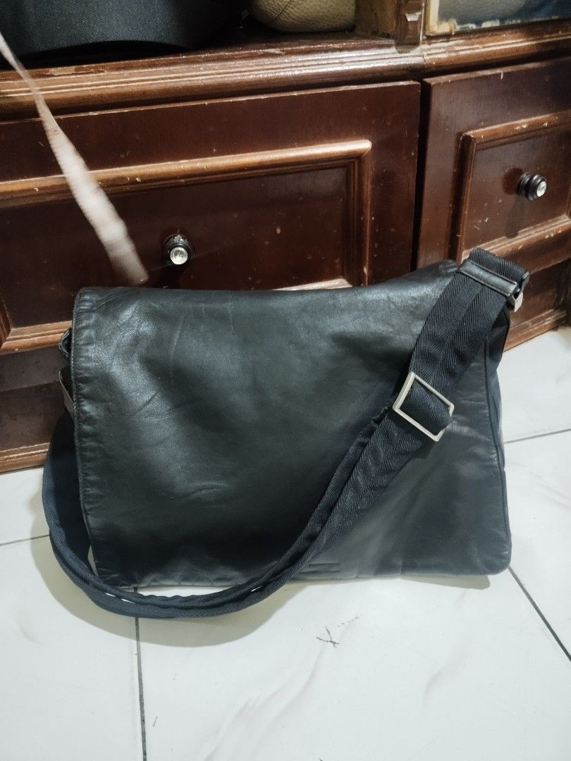 prada authentic (Kategori: Tas Selempang) berada di Medan. Dikirim oleh quinara.original.bag (ID iklan 1448626608, Gambar 1). Deskripsi: Prada Vintage Auth Bag, Very Good Condition, Zipper optic silahkan chatt untuk tanya Detail ! bisa oren (split payment) 🍊.