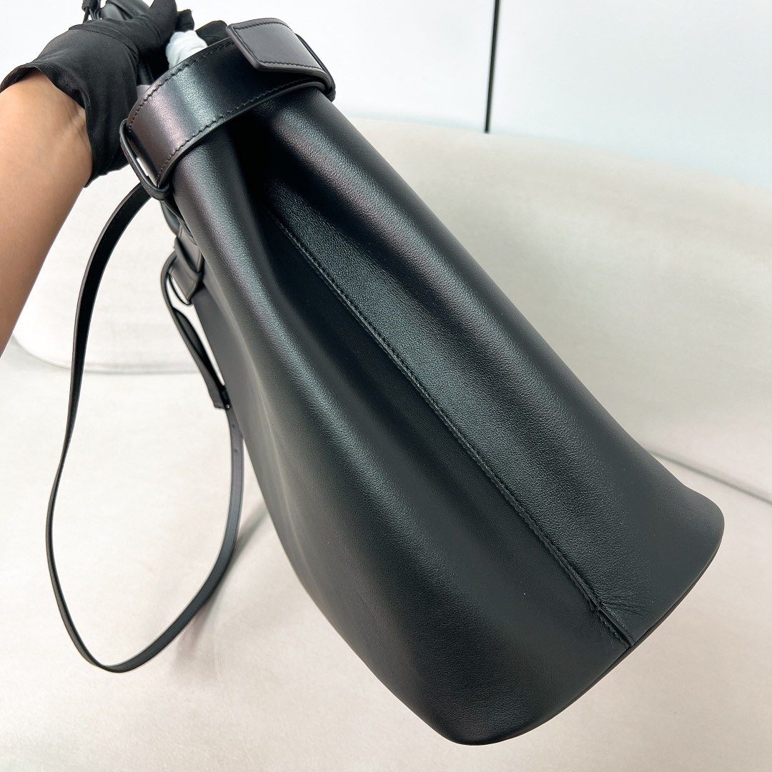 Prada buckle皮革袢帶手袋 （分類：手袋及銀包）位於 Hong Kong。 由 00s_fashion_quality 提交（商品編號 1448550190，圖片 2）。簡介： ❤️舊客直接wts落單 Outlet價！！有其他款其他色！ ✅正品正貨 ✅現貨✅預訂 ✅full set 順豐包郵 員工優惠價，只有兩個 。