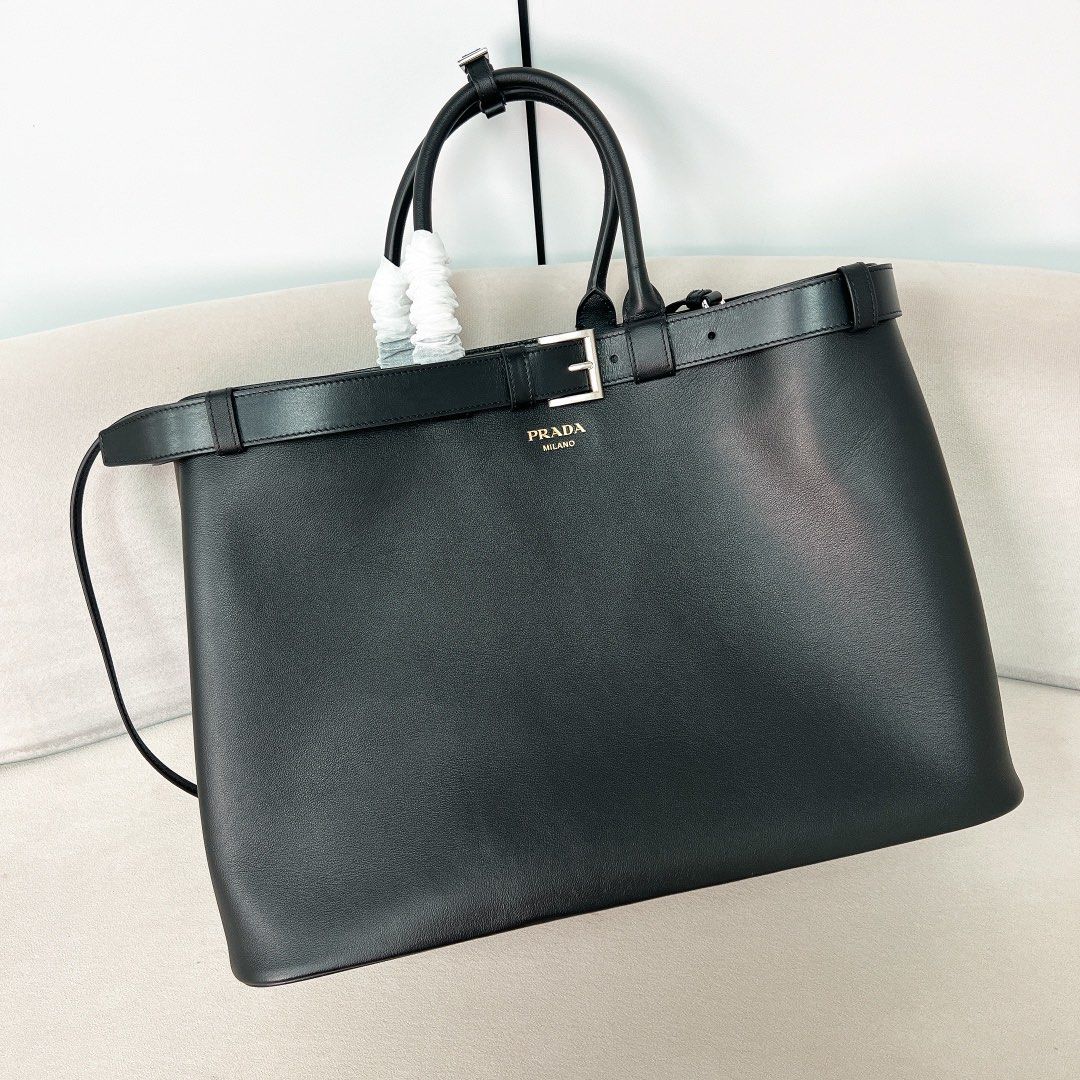 Prada buckle皮革袢帶手袋 （分類：手袋及銀包）位於 Hong Kong。 由 00s_fashion_quality 提交（商品編號 1448550190，圖片 1）。簡介： ❤️舊客直接wts落單 Outlet價！！有其他款其他色！ ✅正品正貨 ✅現貨✅預訂 ✅full set 順豐包郵 員工優惠價，只有兩個 。