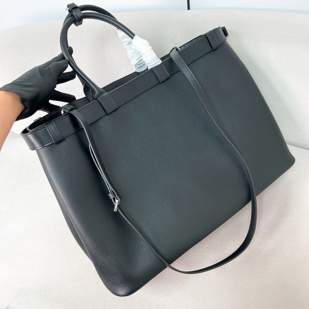 Prada buckle皮革袢帶手袋 （分類：手袋及銀包）位於 Hong Kong。 由 00s_fashion_quality 提交（商品編號 1448550190，圖片 3）。簡介： ❤️舊客直接wts落單 Outlet價！！有其他款其他色！ ✅正品正貨 ✅現貨✅預訂 ✅full set 順豐包郵 員工優惠價，只有兩個 。