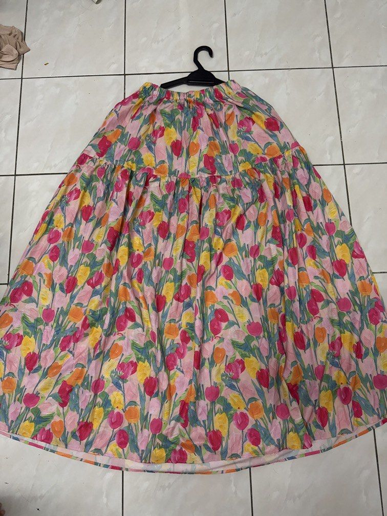 Printed skirt (Category: Bottoms) located in Melaka Tengah. Submitted by wardrobesales1 (Listing ID 1448613123, Image 1). Description: Beli preloved juga tapi besar . I beli rm25 inc shipping . So i nak jual semula rm25 inc shipping Jual sebab besar . Kalau ada size 1 dan 2. Mungkin ni size 2 .