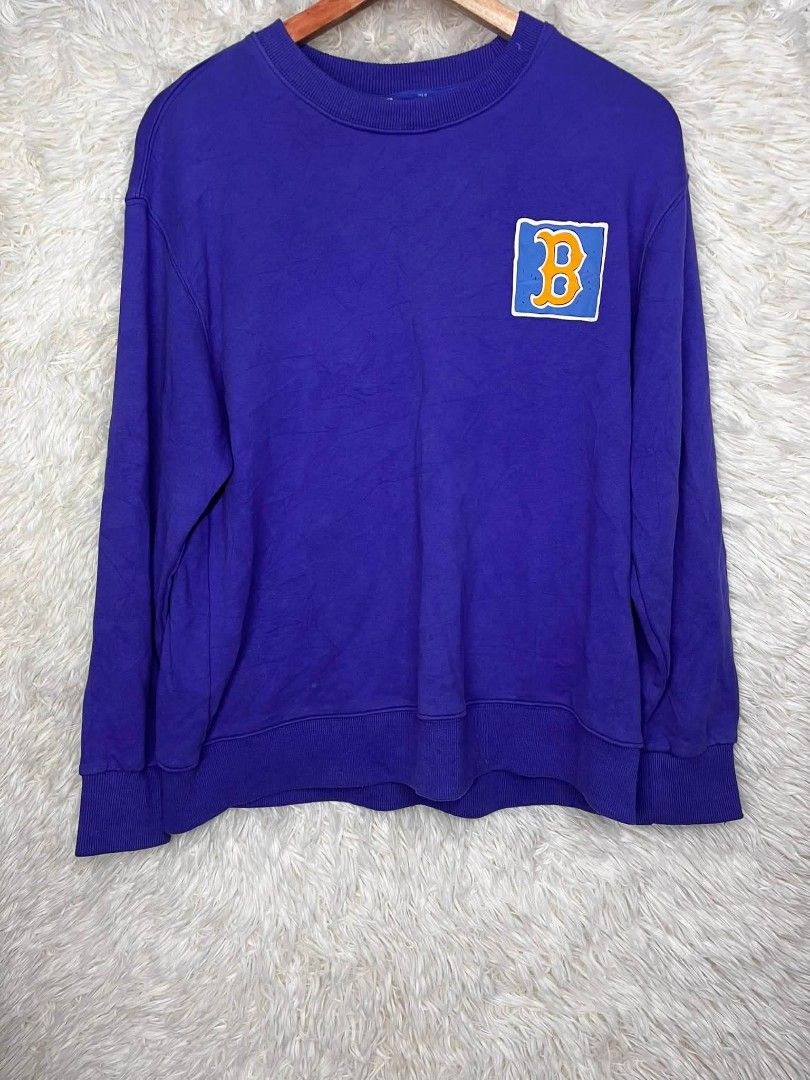 Purple MLB Red Sox Crewneck Sweatshirt (Category: Coats, Jackets and Outerwear) located in Legazpi City. Submitted by pickthatth34541 (Listing ID 1448655096, Image 2). Description: - Purple crewneck sweatshirt - Features large 'B' logo with 'Red Sox' text - MLB logo detail on the collar - Long sleeves for comfort - Casual and comfortable fit - Ideal for any Boston Red Sox or baseball enthusiast.