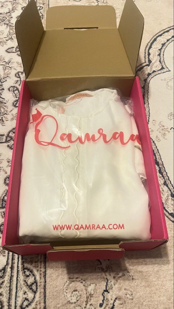 qamraa baju kurung kain songket tun teja (Category: Traditional & Ethnic wear) located in Kuala Lumpur. Submitted by syascarlet (Listing ID 1448693580, Image 2). Description: qamraa baju kurung kain songket tun teja putih saiz XS warna white rm180 include postage meetup kl boleh ☃️ belum pernah pakaiii 🥹 trusted seller, proof review my carousell ☃️ #qamraa #songket #bajutunang #bajukurung.
