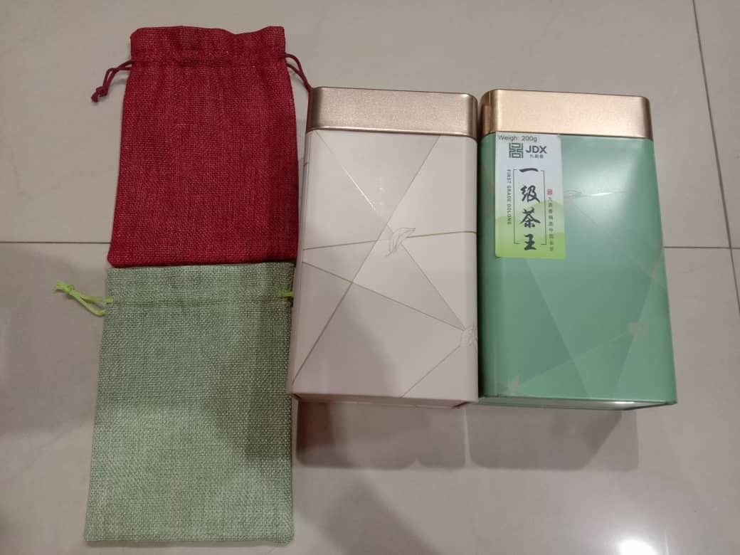 Second Hand Empty Tea Container (Category: Food Organisation & Storage) located in Bukit Mertajam. Submitted by katheleen159199 (Listing ID 1448622250, Image 1). Description: Two decorative tea canisters. One is white with a geometric pattern, the other is green with a similar design. just store tea leaves once when buy from JDX. cod at OCBC Bank Bukit Mertajam/ delivery fee bear by buyer. .