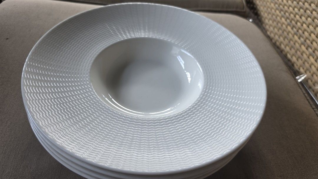 Set of 4 White Textured Dinner Plates504492692435773441