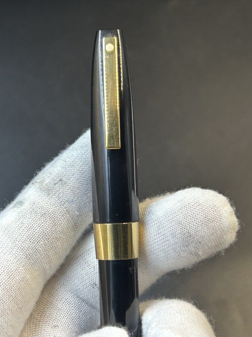 Sheaffer （分類：文具）位於 Hong Kong。 由 watches_addict 提交（商品編號 1448675560，圖片 3）。簡介： Sheaffer Imperial IV 鋼筆 黑色樹脂筆桿。鍍金筆夾及筆套圈，配搭嵌入式，14 K金筆嘴，非常經典漂亮。 使用卡式墨水 只有筆壹枝沒有盒 二手港幣$700有意PM。