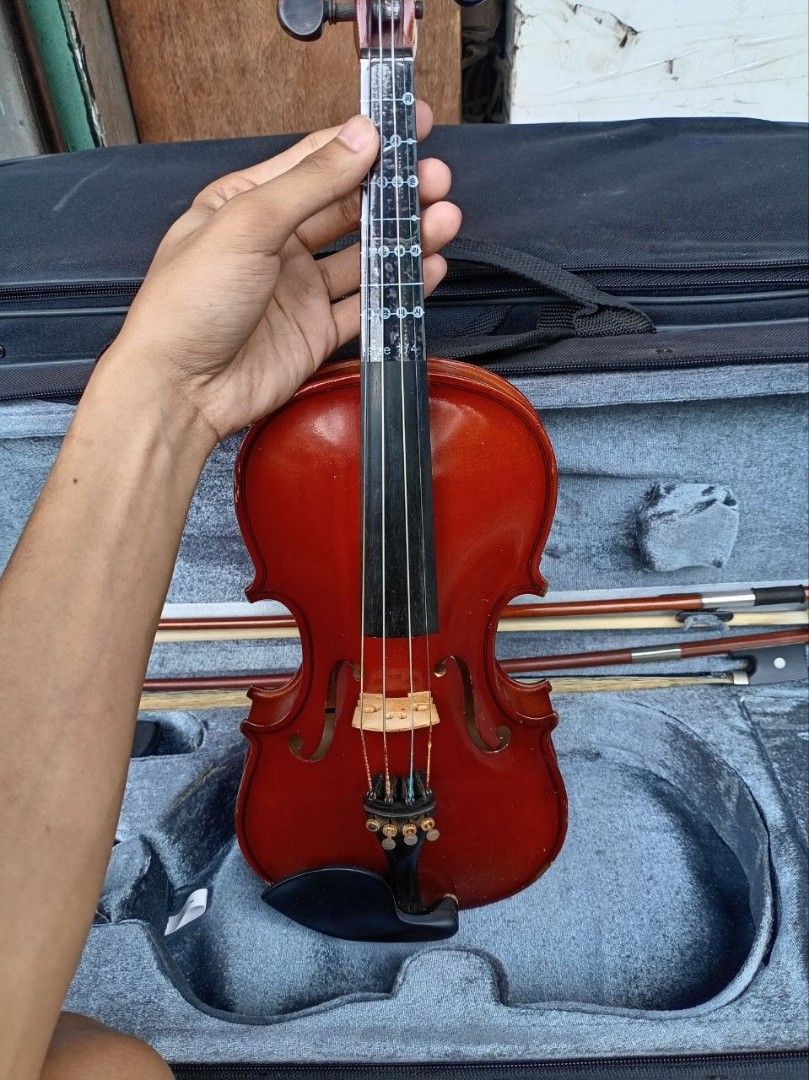 Shimro Studio Model 501 1/4 Violin (Category: Musical Instruments) located in Manila. Submitted by joelssalum87443 (Listing ID 1448524300, Image 2). Description: Shimro Studio Model 501 1/4 Violin ​This Shimro Studio Model 501 1/4 Violin is an excellent, vintage-era student instrument modeled after a classic Antonio Stradivari design. Crafted with a solid carved top and back, the violin features a rich, dark amber gloss varnish that highlights it
