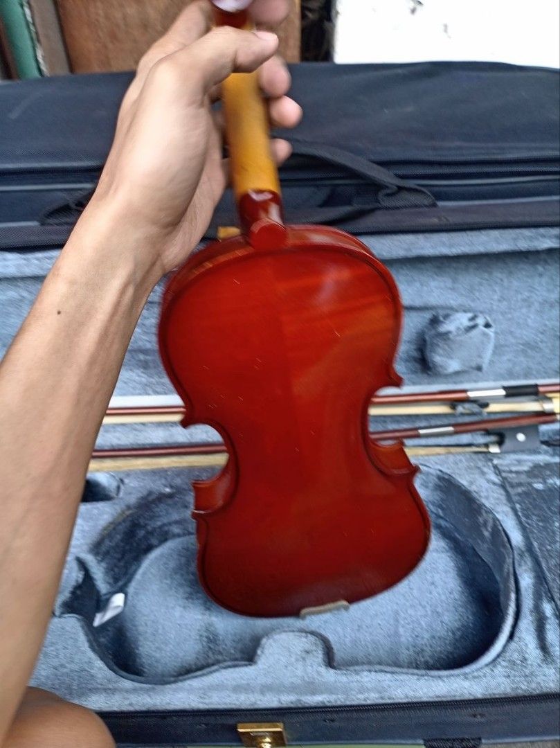 Shimro Studio Model 501 1/4 Violin (Category: Musical Instruments) located in Manila. Submitted by joelssalum87443 (Listing ID 1448524300, Image 3). Description: Shimro Studio Model 501 1/4 Violin ​This Shimro Studio Model 501 1/4 Violin is an excellent, vintage-era student instrument modeled after a classic Antonio Stradivari design. Crafted with a solid carved top and back, the violin features a rich, dark amber gloss varnish that highlights it