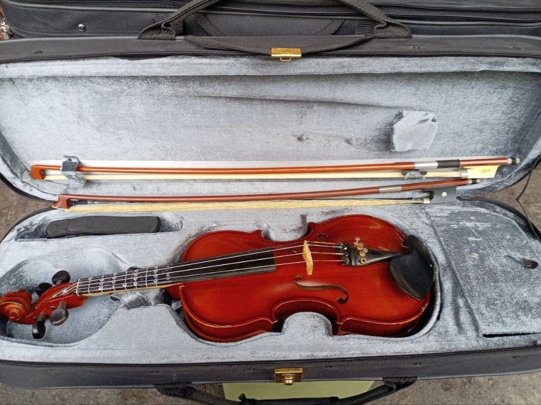 Shimro Studio Model 501 1/4 Violin (Category: Musical Instruments) located in Manila. Submitted by joelssalum87443 (Listing ID 1448524300, Image 1). Description: Shimro Studio Model 501 1/4 Violin ​This Shimro Studio Model 501 1/4 Violin is an excellent, vintage-era student instrument modeled after a classic Antonio Stradivari design. Crafted with a solid carved top and back, the violin features a rich, dark amber gloss varnish that highlights it