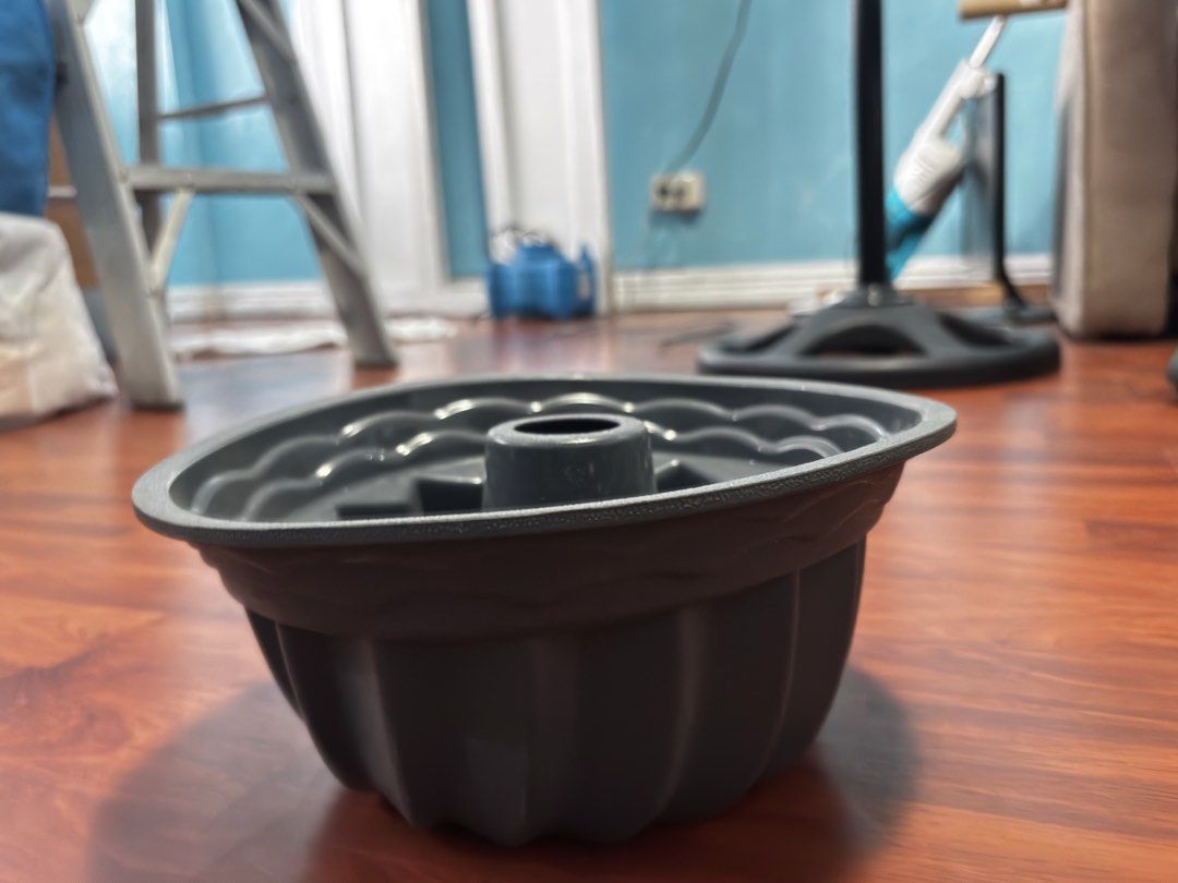 Silicon Bundt Cake/Tube Cake Mold (Category: Bakeware) located in Paranaque City. Submitted by smnthavelo (Listing ID 1448551575, Image 2). Description: 📌 Swirl design tube cake mold 📌 Non-stick & reusable 📌 Good condition 📌 No tears or cracks .