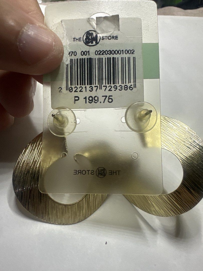 SM Accessories Gold Swirl Earrings (Category: Earrings) located in Manila. Submitted by arahazelnut (Listing ID 1448667475, Image 2). Description: -please manage your expectations -never been worn. Nakatambak lang sa accessory box -decluttering to fund my wisdom tooth extraction -SF will be covered by the buyer -location: Sta. Mesa near LRT V. Mapa station.