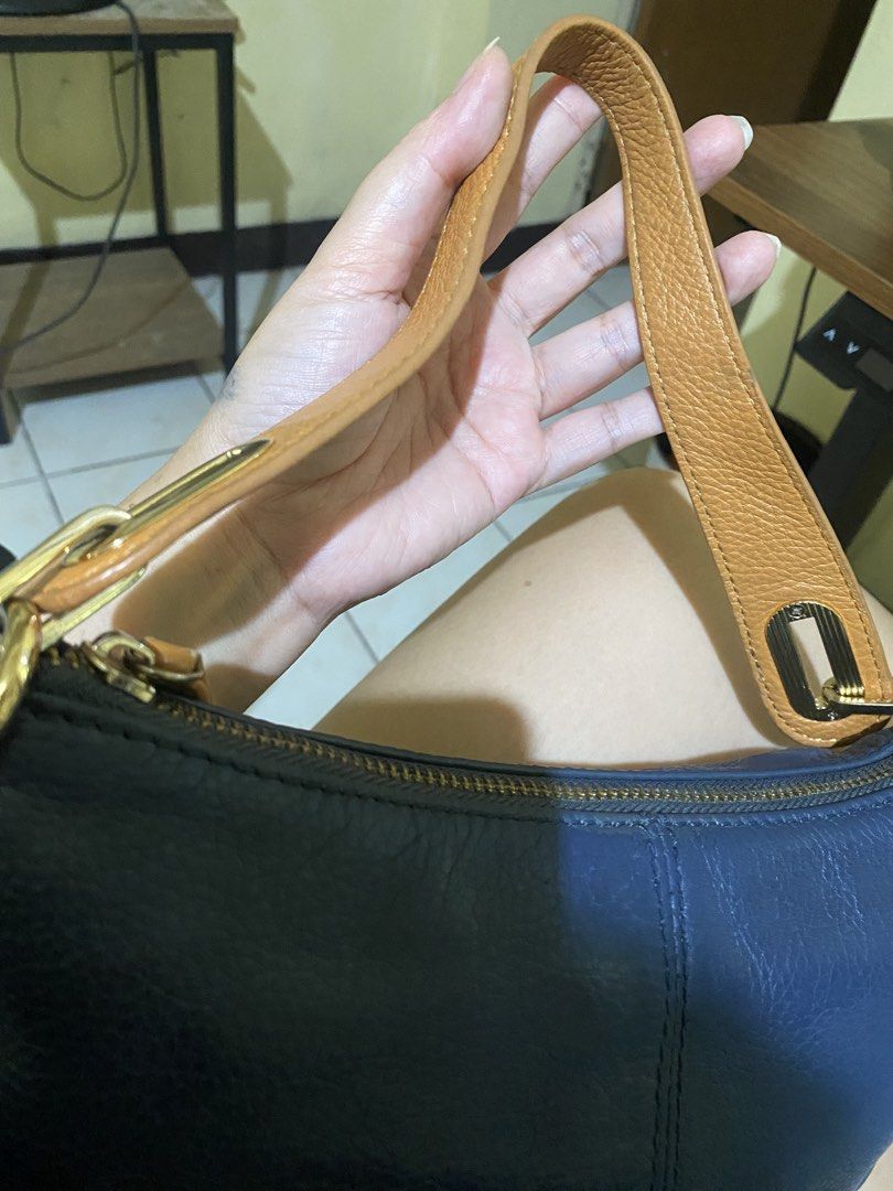 Blue Pebbled Leather Kili Bag (Category: Shoulder Bags) located in Davao. Submitted by kuromisplace (Listing ID 1448686628, Image 3). Description: Made from soft leather , bought from orange app for 667 📌 color was enhanced , missing screw on handle ( Does not compromise the bag’s functionality.) Location: Davao City 🚚: jnt .