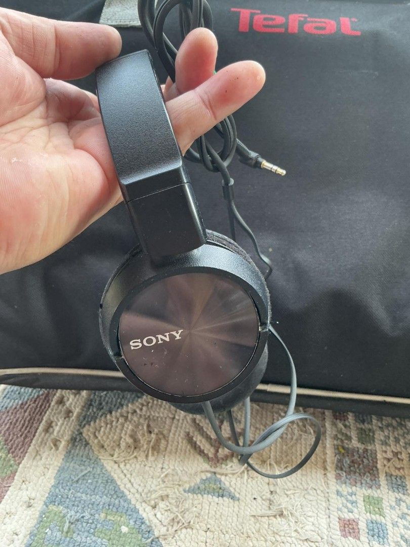 Sony Headphones Japan no issue (Category: Headphones & Headsets) located in Caloocan City. Submitted by red_rob (Listing ID 1448529053, Image 1). Description: Sony Stereo Headphones No performance issue Standard 3.5mm dulo pedi sa celpon Audio only - no mic Ok pa earfoams Adjustable and foldable Sony yan kaya sgrdo Ganda ng tonog at malakas Gagamitin na lang Pajo caloocan.