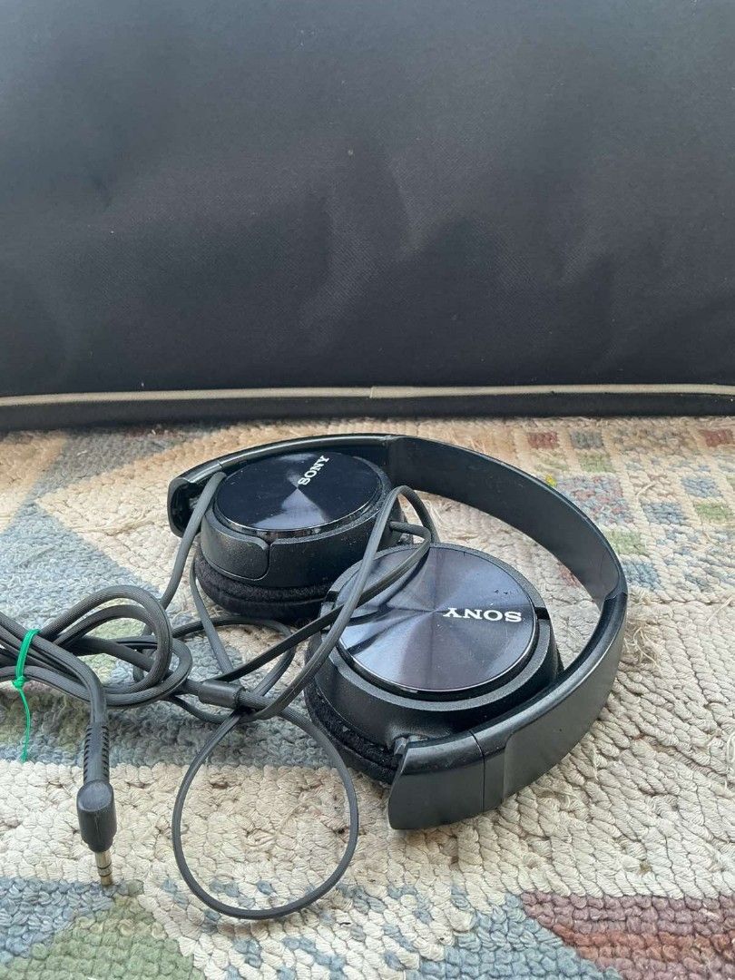 Sony Headphones Japan no issue (Category: Headphones & Headsets) located in Caloocan City. Submitted by red_rob (Listing ID 1448529053, Image 2). Description: Sony Stereo Headphones No performance issue Standard 3.5mm dulo pedi sa celpon Audio only - no mic Ok pa earfoams Adjustable and foldable Sony yan kaya sgrdo Ganda ng tonog at malakas Gagamitin na lang Pajo caloocan.