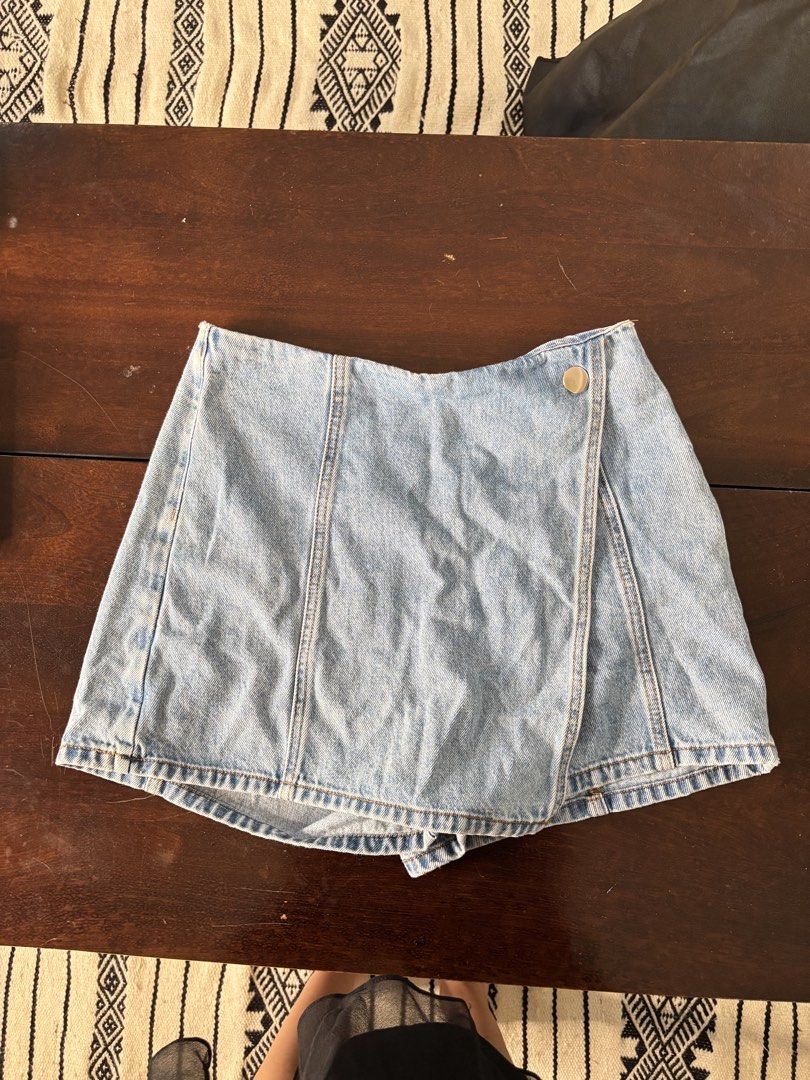 Stradivarius Light Wash Denim Wrap Skirt (Category: Skirts) located in Mandaluyong City. Submitted by aliassaab (Listing ID 1448634991, Image 3). Description: - Stradivarius light wash denim wrap skirt - Features a side button closure - Flattering A-line cut - Versatile for pairing with crop tops or t-shirts - Comfortable and stylish for everyday wear - Size 38.