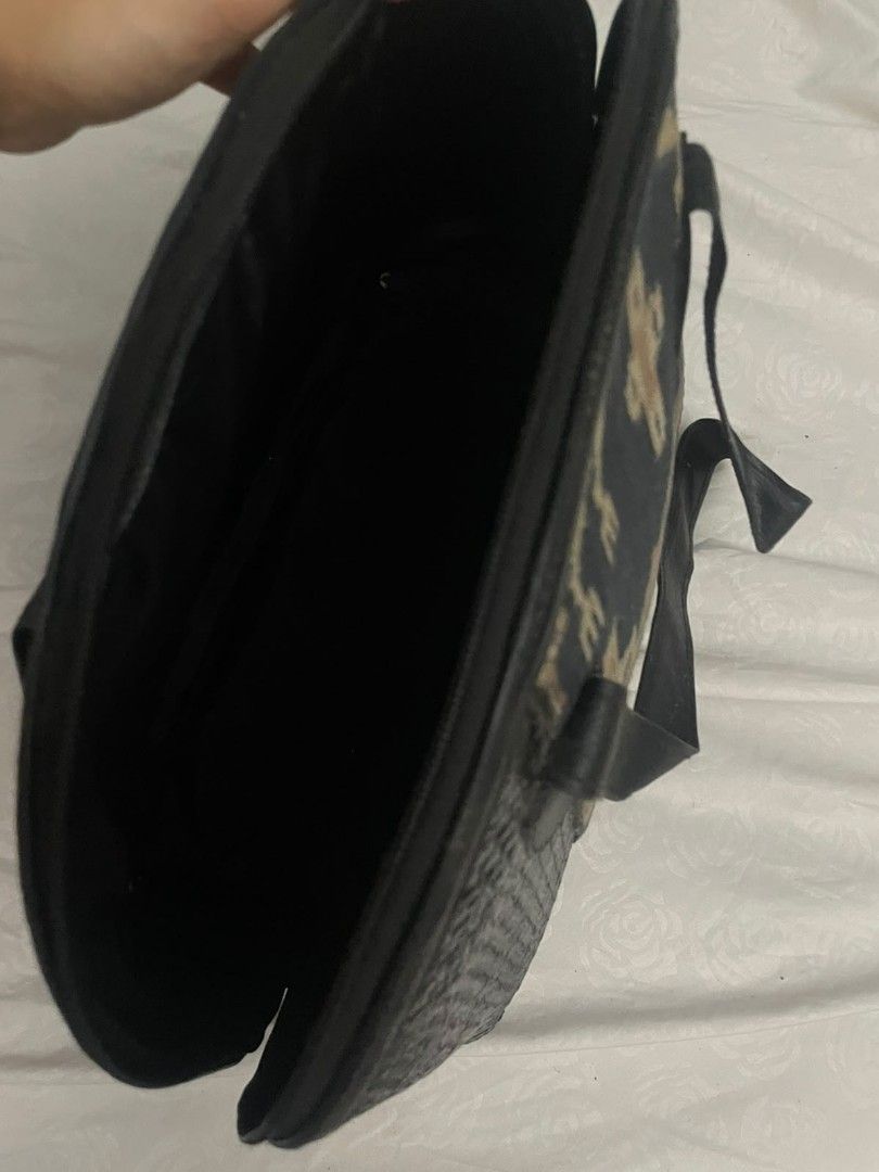 Tas Tenun Sumba Asli (Kategori: Tas & Dompet Wanita) berada di Medan. Dikirim oleh declutter_felice (ID iklan 1448621613, Gambar 3). Deskripsi: Tas tenun sumba asli, tidak pernah dipakai, perlu di bag spa, kulit tas bagus, kondisi tas kusam karena lama tersimpan..