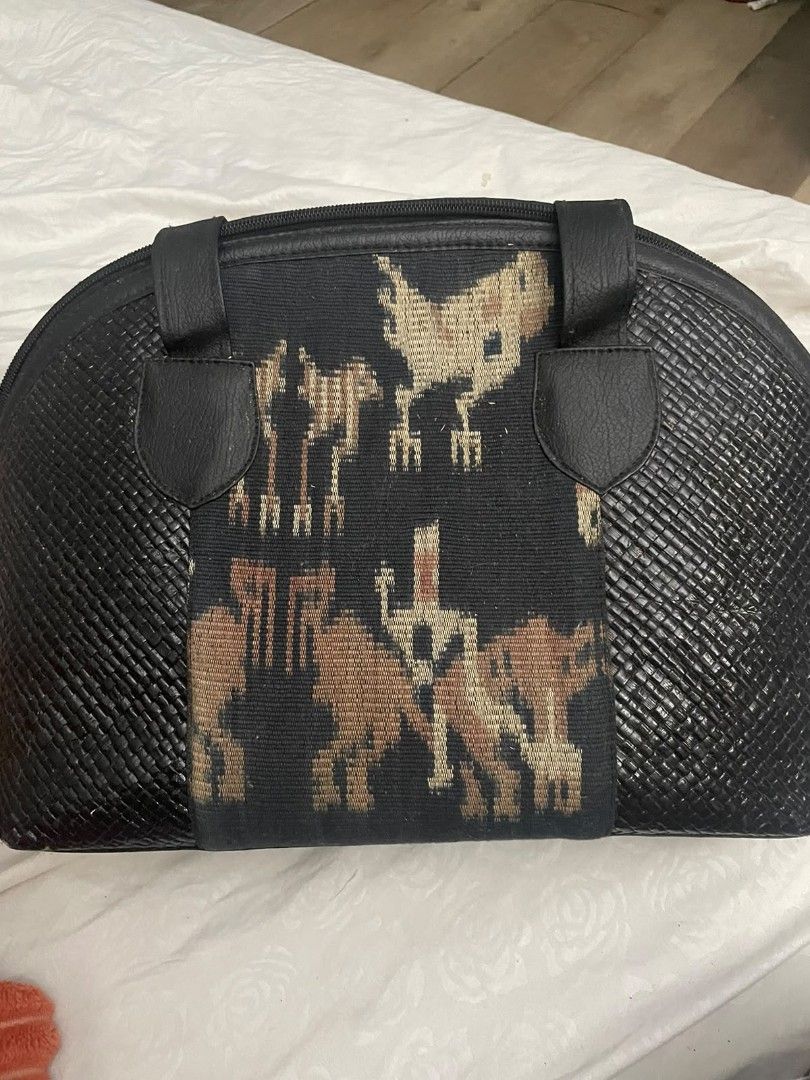 Tas Tenun Sumba Asli (Kategori: Tas & Dompet Wanita) berada di Medan. Dikirim oleh declutter_felice (ID iklan 1448621613, Gambar 1). Deskripsi: Tas tenun sumba asli, tidak pernah dipakai, perlu di bag spa, kulit tas bagus, kondisi tas kusam karena lama tersimpan..