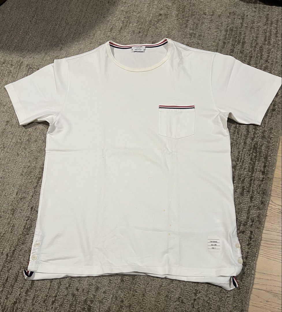 Thom Browne white tee （分類：T-shirt、恤衫、有領衫）位於 Hong Kong。 由 alanwongkakei 提交（商品編號 1448631705，圖片 1）。簡介： Size 3。