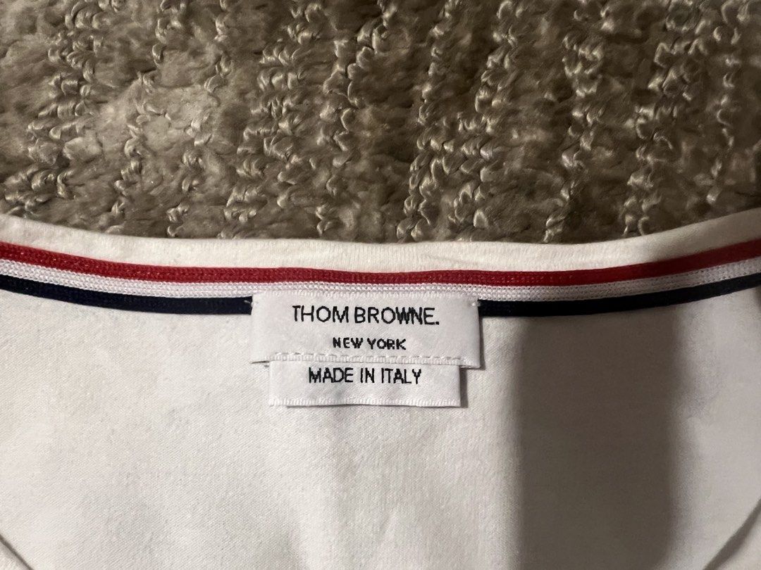 Thom Browne white tee （分類：T-shirt、恤衫、有領衫）位於 Hong Kong。 由 alanwongkakei 提交（商品編號 1448631705，圖片 3）。簡介： Size 3。