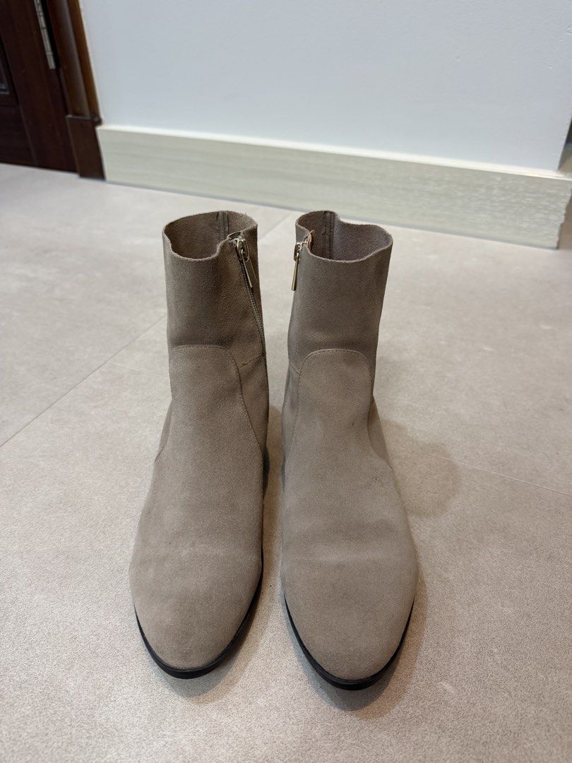 Topshop Beige Suede Ankle Boots with Side Zip (Category: Boots) located in Las Pinas. Submitted by biscoff.26 (Listing ID 1448686315, Image 2). Description: - size eu 40 but feels like eu39. light gray suede ankle boots - Easy side zip closure - Comfortable low block heel - Soft suede material - Versatile for everyday wear - Pairs well with jeans and dresses.