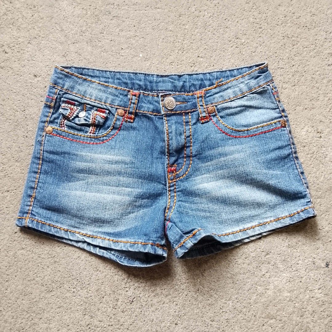 True religion - "joey" Super T Short (Category: Shorts) located in Cavite. Submitted by blasterr21 (Listing ID 1448594867, Image 2). Description: true religion joey super T short size 29 on tag used but in good condition y2k era (2008) waist: 29 inches length: 11 inches.