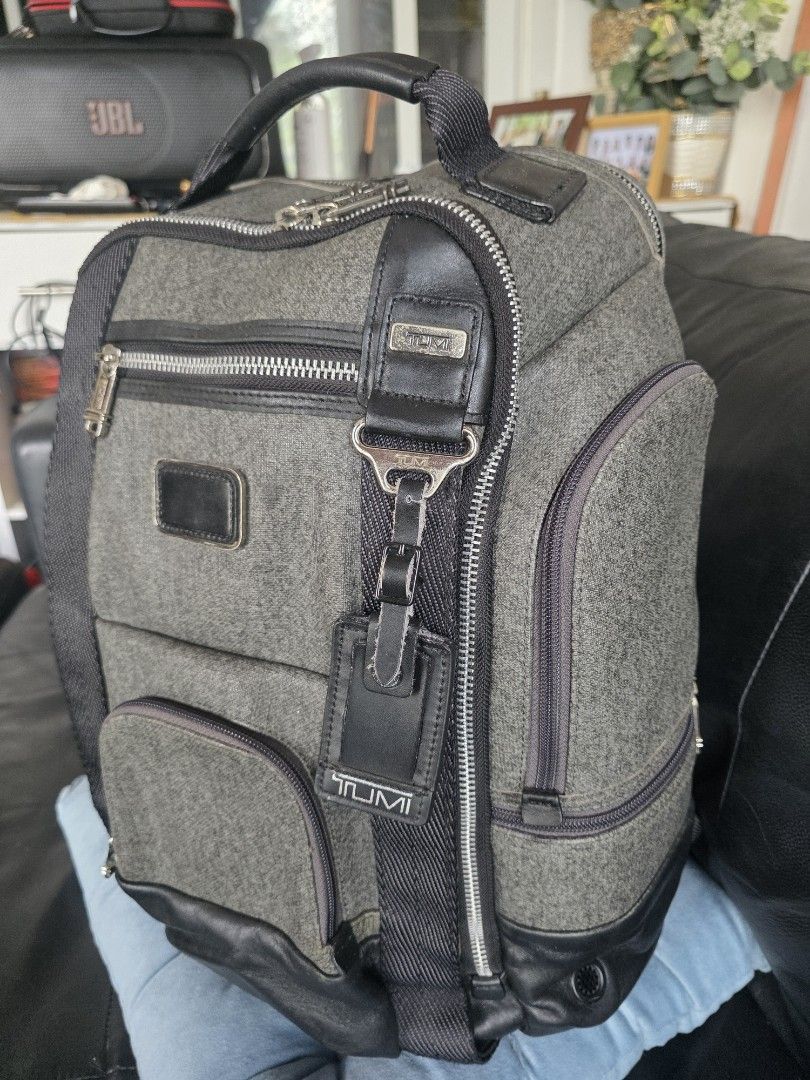 Tumi Kingsville Deluxe (Category: Luxury Bags & Wallets) located in Cabuyao City. Submitted by swiftdeer.ed9787 (Listing ID 1448685194, Image 1). Description: FOR SALE AUTHENTIC PREOWNED TUMI ALPHA BRAVO KINGSVILLE DELUXE WITH SLIGHT ISSUE AND SIGN OF USE MISSING 2 PULLER MANAGE YOUR EXPECTATION PRICE: 6500 LOCATION: CABUYAO LAGUNA.