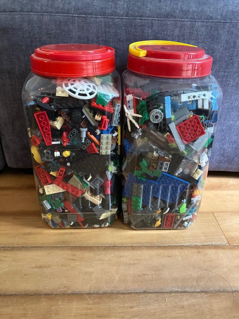 Two large jars of assorted Lego bricks （分類：樂高及拼砌組合）位於 Hong Kong。 由 philek 提交（商品編號 1448513674，圖片 1）。簡介： Selling two big jars filled with assorted Lego bricks. These are just random bricks collected over the years. They've not been used for many years. House removal sale/clearout.。