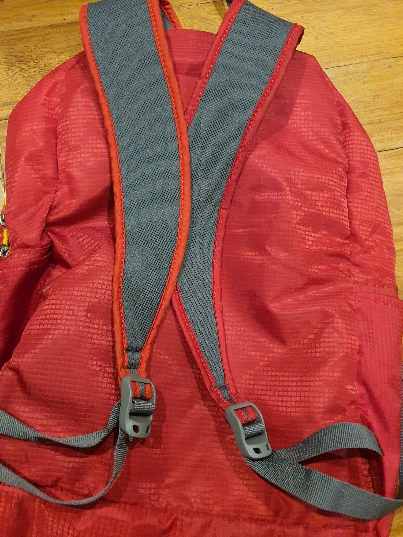 Under armour backpack (Category: Backpacks) located in Taguig. Submitted by supernova888 (Listing ID 1448491283, Image 3). Description: with ink stains - pls check pics neg NGA.