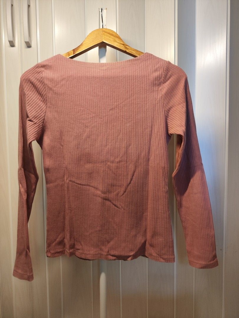 Uniqlo boat neck purple (Category: Longsleeves) located in Candelaria. Submitted by mynclothes (Listing ID 1448514923, Image 2). Description: .