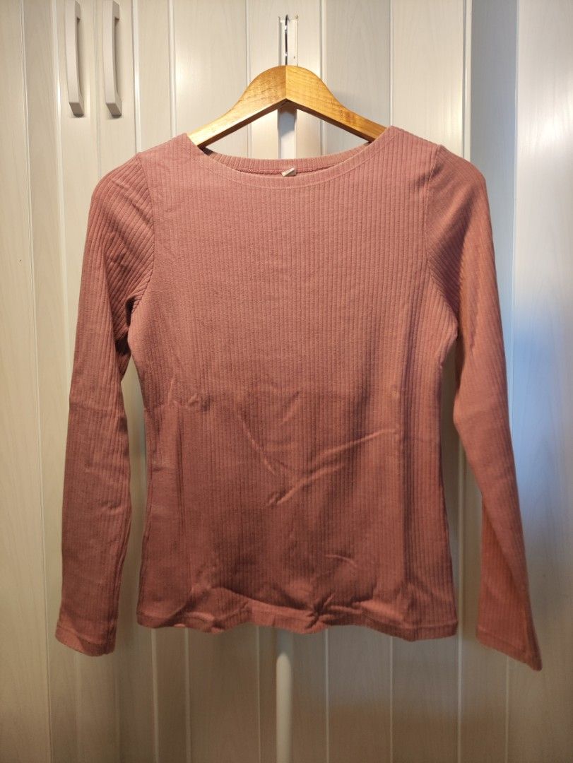 Uniqlo boat neck purple (Category: Longsleeves) located in Candelaria. Submitted by mynclothes (Listing ID 1448514923, Image 1). Description: .