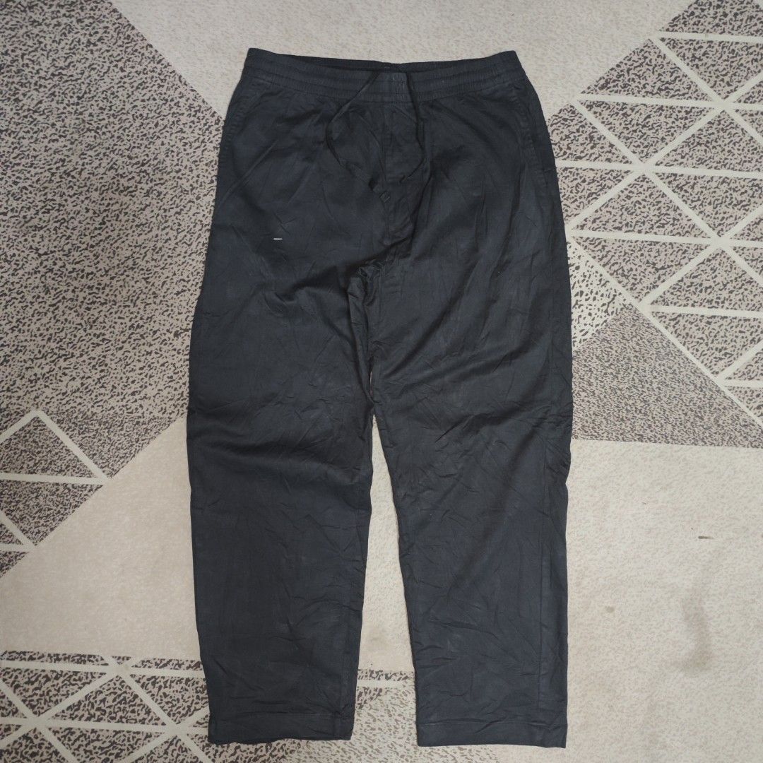 UNIQLO Dark Gray Stretch Easy Ankle Pants (Category: Joggers) located in Tanay. Submitted by polothriftedit (Listing ID 1448535978, Image 1). Description: No issue Excellent condition Dark gray 10/10 color rate No loose stitches, no distressing Has a drawstring dimes: waist: 30"-36" total length: 39" inseam: 27" thigh: 13.5" hem: 8.5" no return, no exchange, no refund [ pwede tumawad kahit walang kasalanan ].