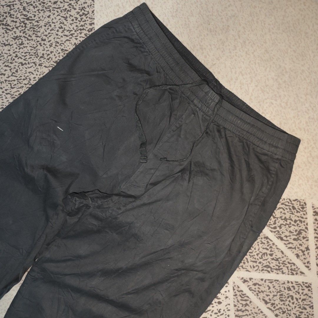 UNIQLO Dark Gray Stretch Easy Ankle Pants (Category: Joggers) located in Tanay. Submitted by polothriftedit (Listing ID 1448535978, Image 2). Description: No issue Excellent condition Dark gray 10/10 color rate No loose stitches, no distressing Has a drawstring dimes: waist: 30"-36" total length: 39" inseam: 27" thigh: 13.5" hem: 8.5" no return, no exchange, no refund [ pwede tumawad kahit walang kasalanan ].