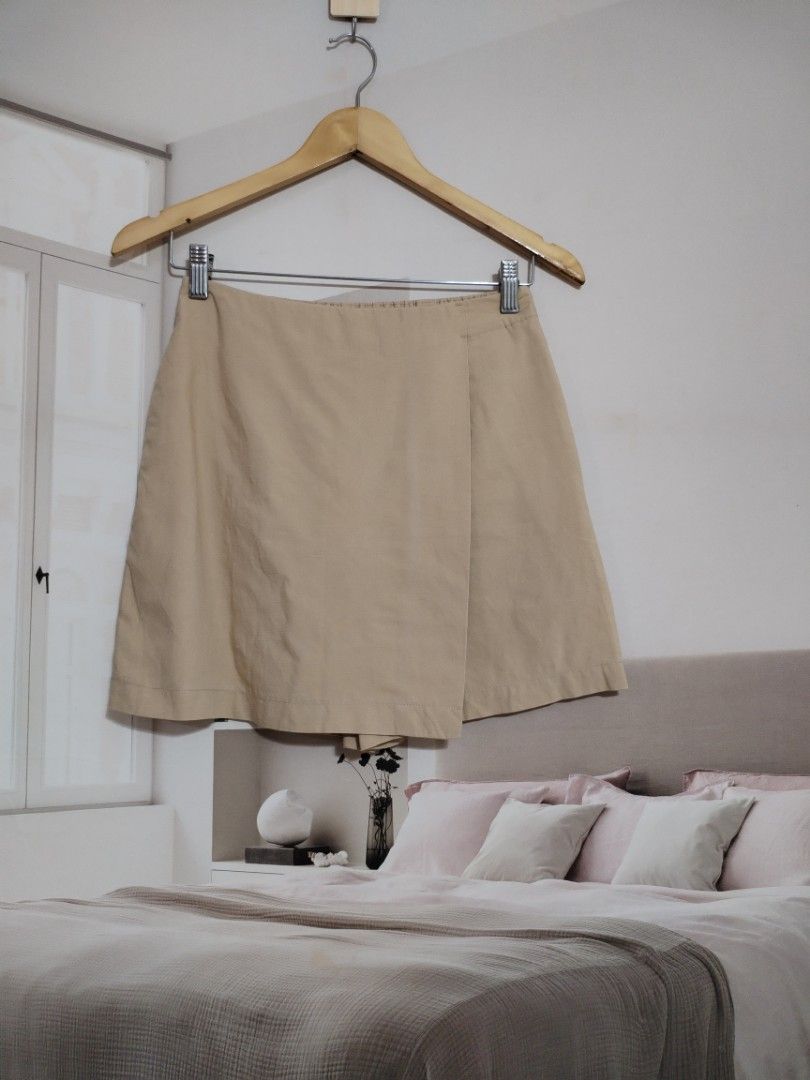 Uniqlo linen blend tan skort (Category: Shorts) located in Lucena. Submitted by styleddsc (Listing ID 1448496625, Image 2). Description: .