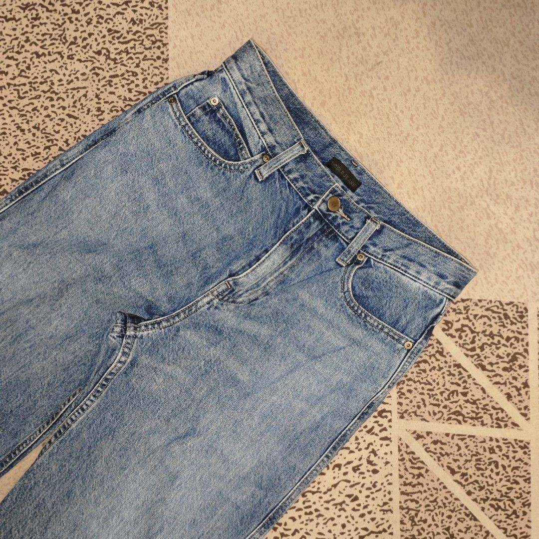 UNIQLO Wide Straight Jeans (Category: Jeans) located in Tanay. Submitted by polothriftedit (Listing ID 1448533797, Image 2). Description: No issue Excellent condition Blue denim wash YKK zipper No loose stitches, no distressing size 24" on tag dimes: waist: 28" total length: 39" inseam: 28.5" thigh: 11.75" hem: 9" no return, no exchange, no refund [ pwede tumawad kahit walang kasalanan ].