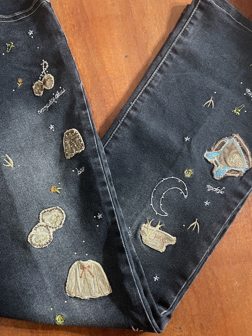 Unique Tung Yeung embroidered jeans (Category: Jeans) located in Baguio. Submitted by emira.seoul (Listing ID 1448547515, Image 3). Description: - new condition - no flaws - unique and vv cute in person measurements: l: 37 in w: 27.6 in ᥫ᭡.ִֶָ𓂃 .