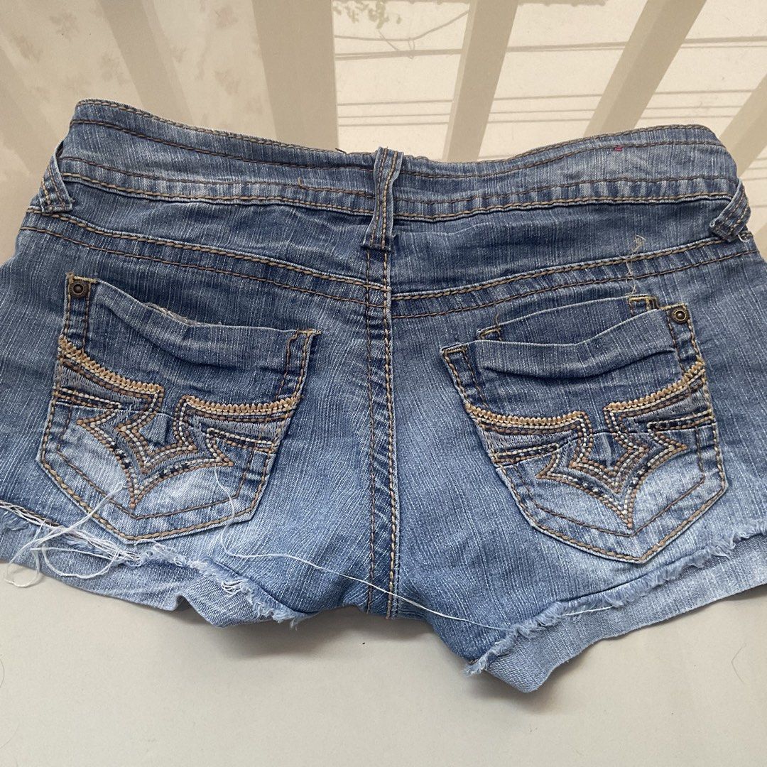 wallflower Y2k shorts (Category: Shorts) located in Valenzuela. Submitted by heroeia (Listing ID 1448519982, Image 2). Description: size 26-27 hips 30 rise 5.5 length 8.