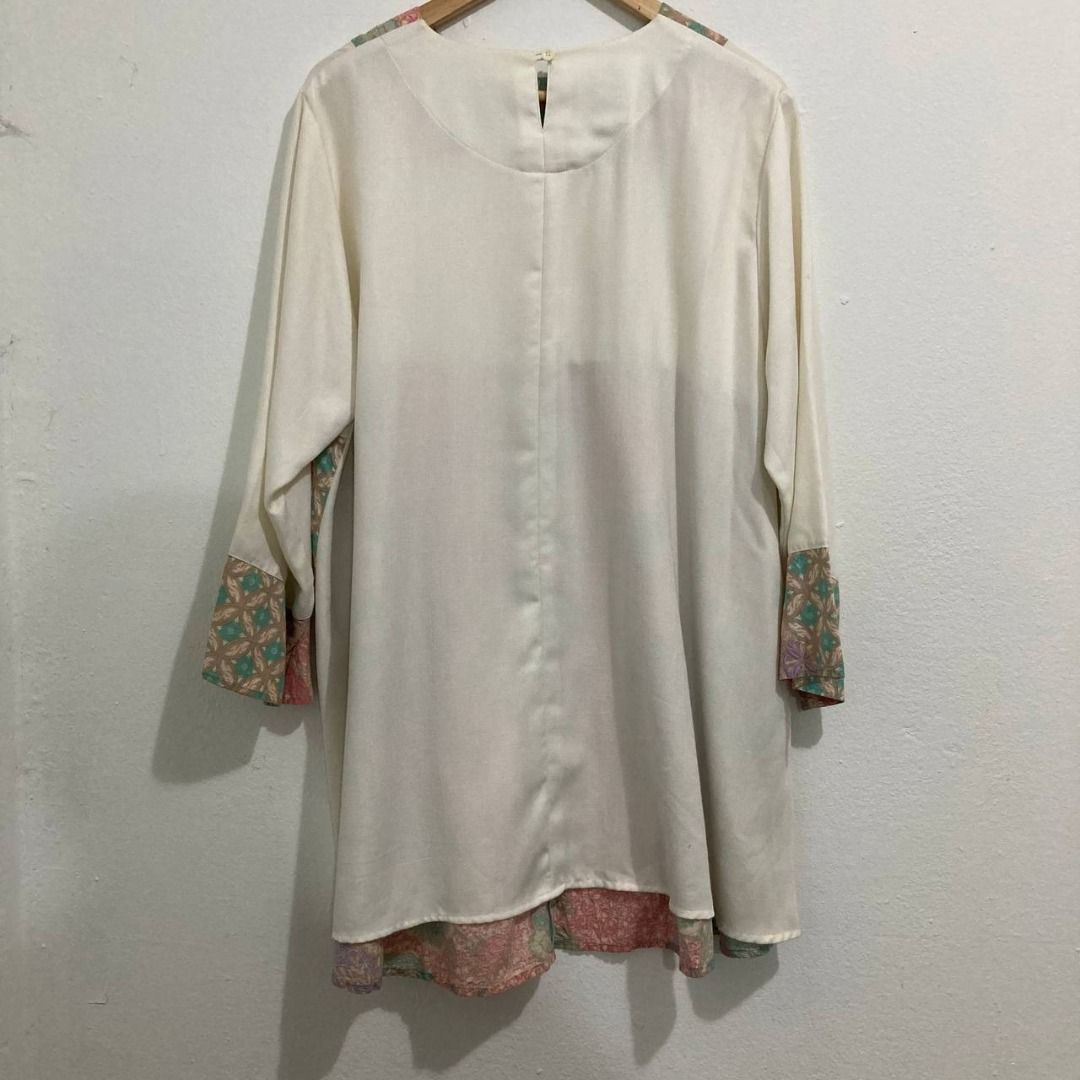 White Batik Patchwork Blouse (Category: Blouses) located in Serendah. Submitted by liazman (Listing ID 1448618571, Image 2). Description: Elegant blouse with a white base and beautiful batik-inspired patchwork details 🌸 Lightweight, breathable fabric—comfortable and suitable for Malaysia weather. Flowy cut with a modest neckline and back button closure. Measurements: • Top Length: 35” • Bust: 48” • Shoulder: 18” • Sleeve: 21” • Armhole: 22” Deta
