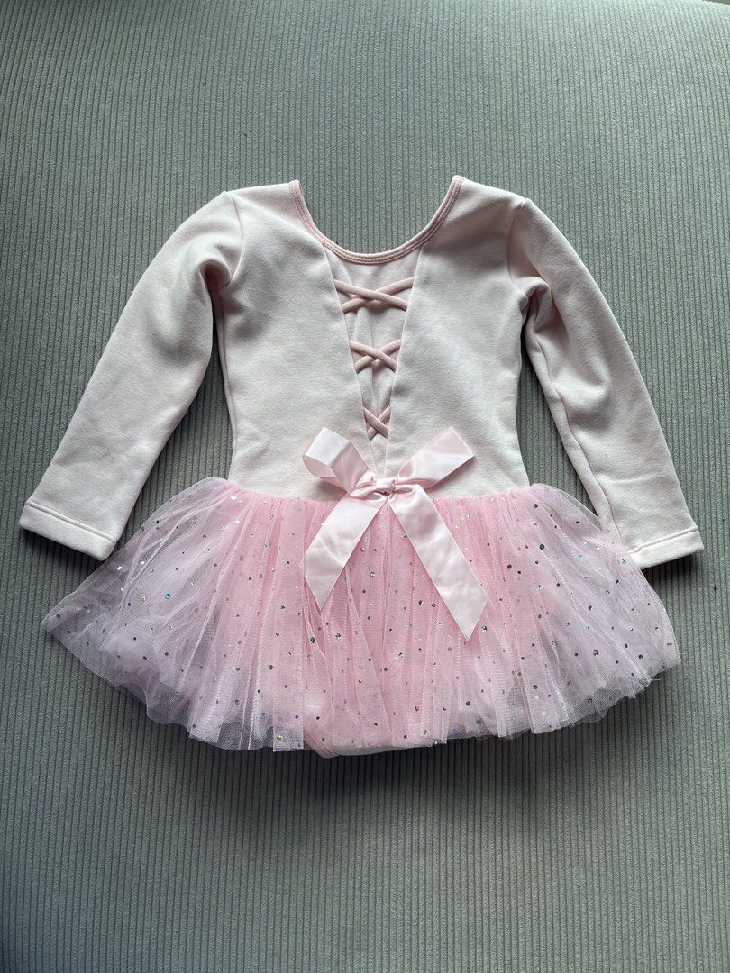 Winter Pink Ballet Tutu Dress with Glitter Sparkles - size 110 （分類：嬰兒及小童流行時尚）位於 Hong Kong。 由 hanalulu618 提交（商品編號 1448576915，圖片 2）。簡介： Cute pink ballet tutu dress for little ones. Long sleeves with a soft feel. The skirt has layers of sparkly tulle with glitter details. A sweet bow is on the front and back. Easy snap closure and at the bottom. Great for dance class or dress-up fun.。
