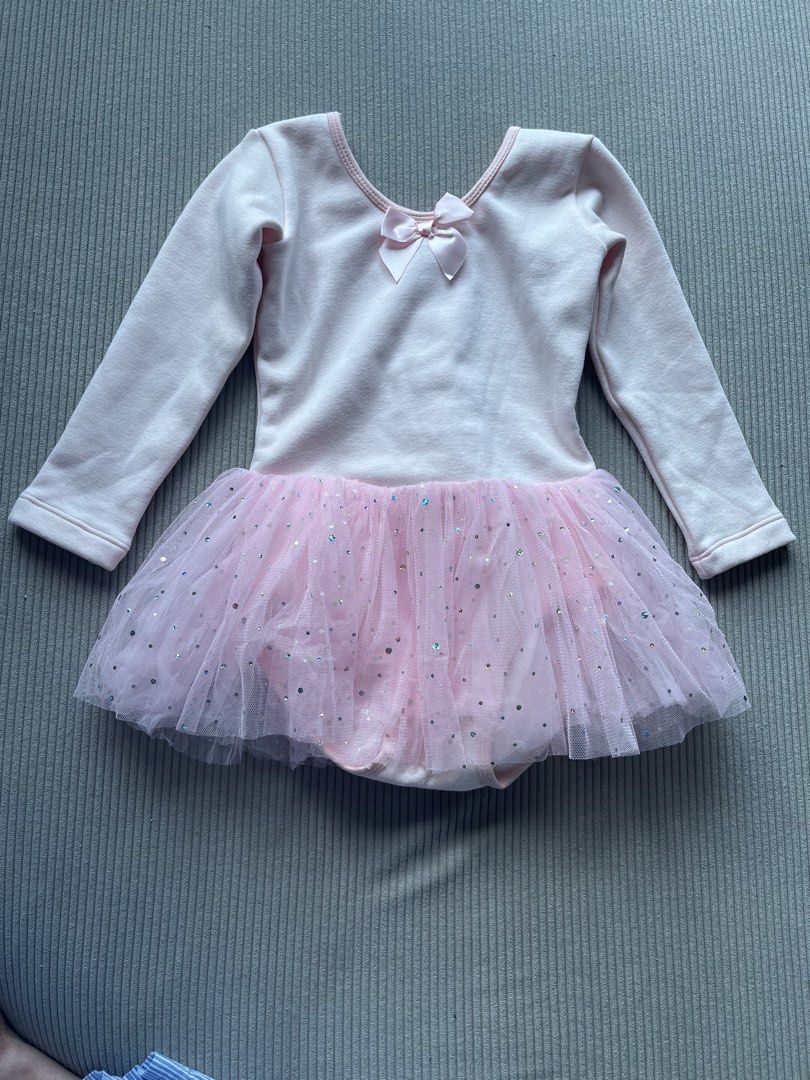 Winter Pink Ballet Tutu Dress with Glitter Sparkles - size 110 （分類：嬰兒及小童流行時尚）位於 Hong Kong。 由 hanalulu618 提交（商品編號 1448576915，圖片 1）。簡介： Cute pink ballet tutu dress for little ones. Long sleeves with a soft feel. The skirt has layers of sparkly tulle with glitter details. A sweet bow is on the front and back. Easy snap closure and at the bottom. Great for dance class or dress-up fun.。